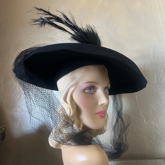 GLAMOROUS 1940s\' BLACK FELT WIDE BRIM HAT + TALL FEATHERS, LARGE PEARL $ VEILING main image 9
